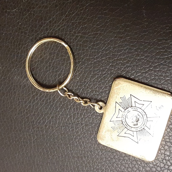 VFW VETERANS OF FOREIGN WAR AMERICAN FLAG KEYCHAIN CHARM NRMINT CONDITION - Picture 4 of 5